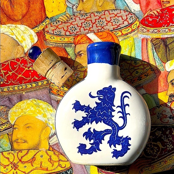 Vintage Blue & White Porcelain Snuff Bottle – European Heraldic Lion Design - Picture 4 of 9